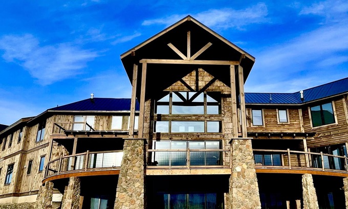 Belt House | Sunset Ranch ~ Stunning 8 bdrm 10 bath Home on Private Dude Ranch