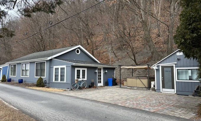 Town of Ledyard House | Sunset Retreat Cayuga Cottage w/hot tub - Cayuga Lake- Panoramic views & Yard. Pet Friendly!