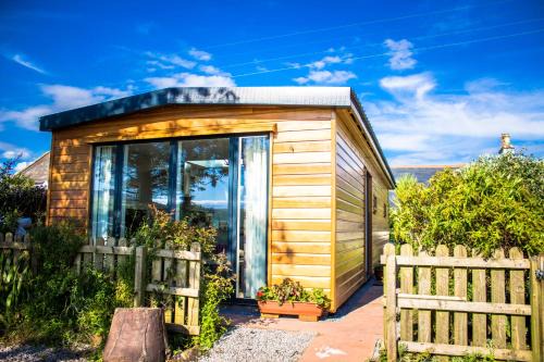 Carsethorn Ski Chalet | Sunset Retreat Lodge with Hot Tub