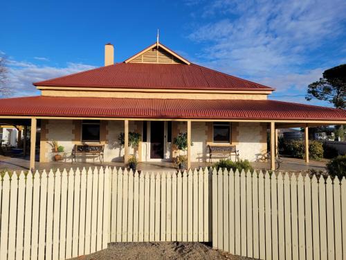Wonoka House | Sunset Ridge Accommodation -Rockville Homestead