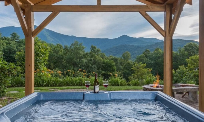 Burnsville Cabin | Sunset Ridge! Hot tub+Fire Pit+Grill, WiFi, Mtn Views, Easy Access, Nearby Town!