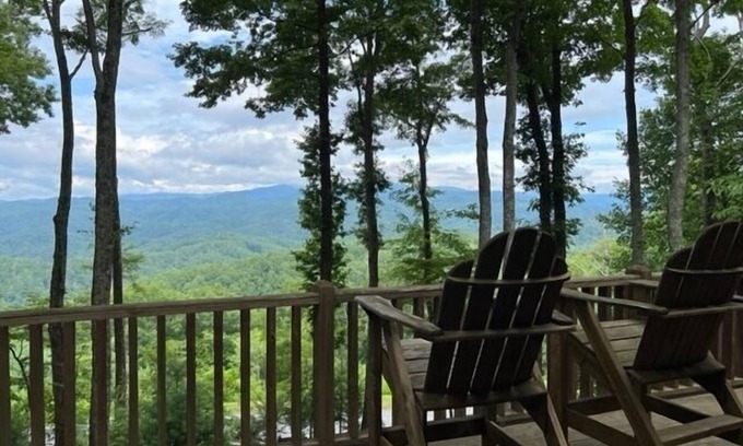 Ferguson Cabin | Sunset Ridge-Log Cabin,Views,Deck,Trails