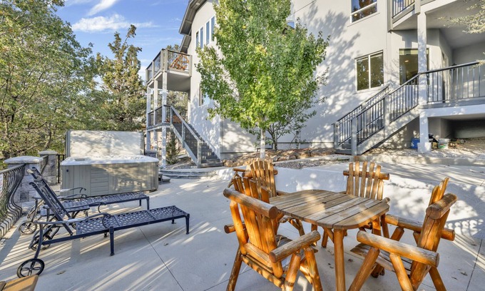 Castle Glen Estates Cabin | Sunset Ridge Villa at Big Bear ~ Hot Tub ~ Games ~ Multi-Level Luxe Chalet Retreat