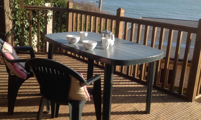 Ventnor Ski Chalet | Sunset Ridge villa with sea view, beach, cafes, shops within walking distance