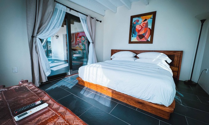Hart Bay House | Sunset Shanti - artist's oasis with sunset view