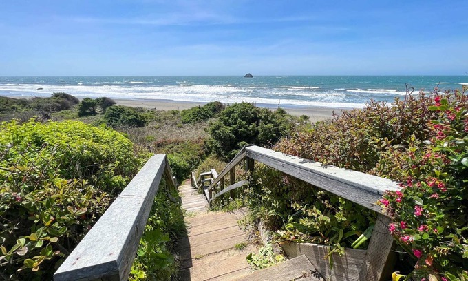 Smith River House | Sunset Shore Retreats "Ocean Front" "The Whale Watcher"