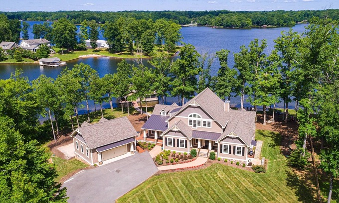 Bumpass House | Sunset Shores at Lake Anna: Gourmet Kitchen,300ft Shoreline, Hot Tub