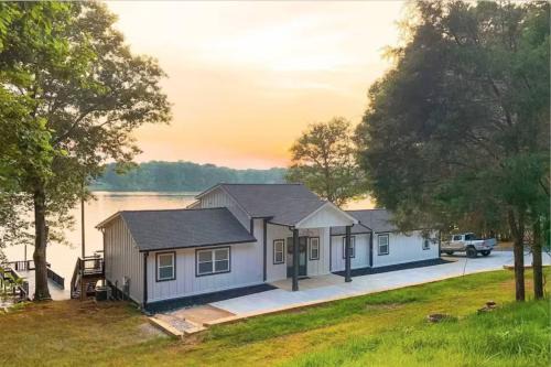 Dixie - Berryhill House | Sunset Shores Retreat