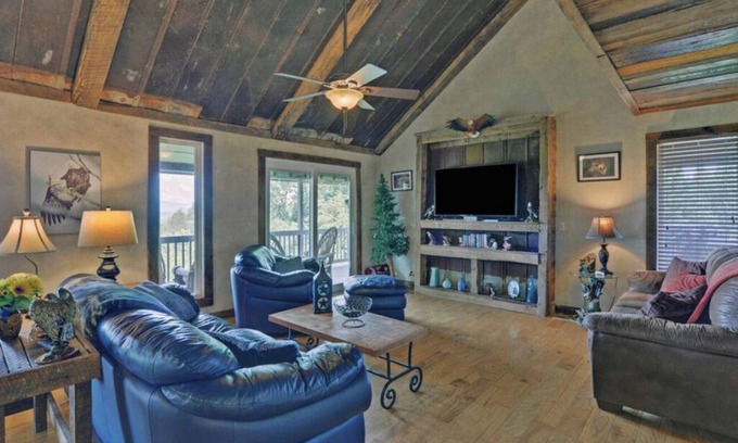 East Ellijay Cabin | Sunset & Starry Retreat - Hot Tub, Game Room, Fire Pit, Pet Friendly