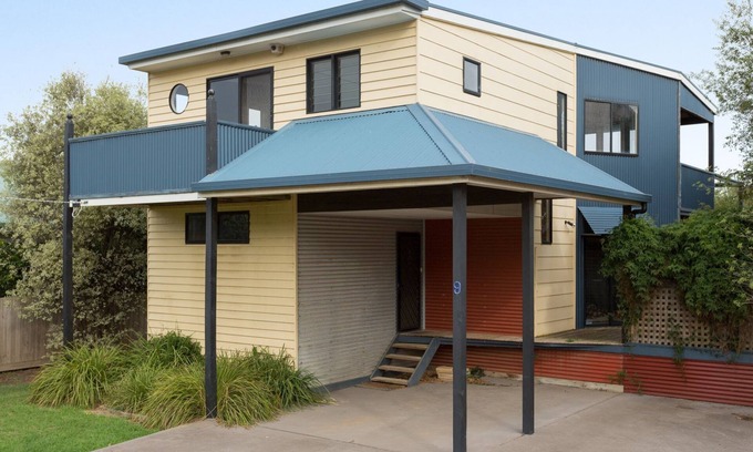 Sunset Strip House | Sunset Strip Beach House.Free WiFii, close to Race Track, Smart TV