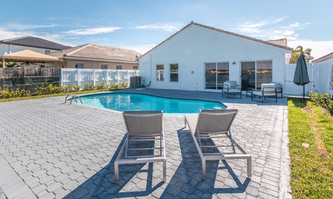 Ludlam House | Sunsets at the Pool