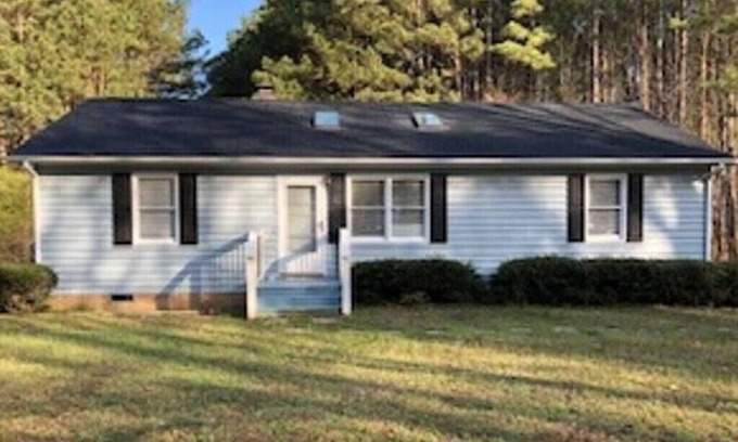 Manson House | Sunsets, covered dock and comfy House at Kerr Lake
