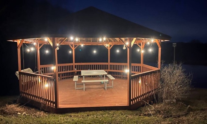 Springfield Other | Sunsets & Hot Tub Lake lodge 35-min from Nashville