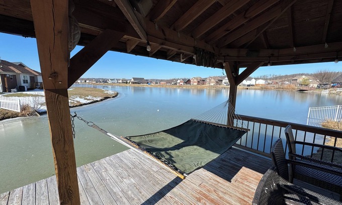 Shepherdsville House | Sunsets on Bourbon Street! Waterfront views!