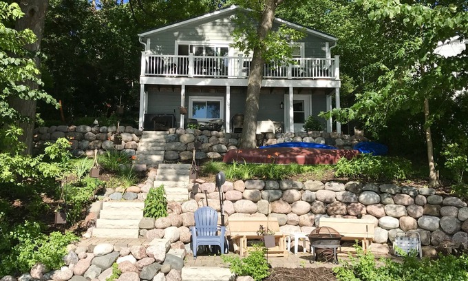 Hustisford House | Sunsets on the lake at Mill Pond Cottage-Pickleball, Water Sports, Hiking &more