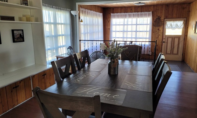 Andover House | Sunsets, Stars, Sleep near the Sheep. Centrally located to many rural towns.