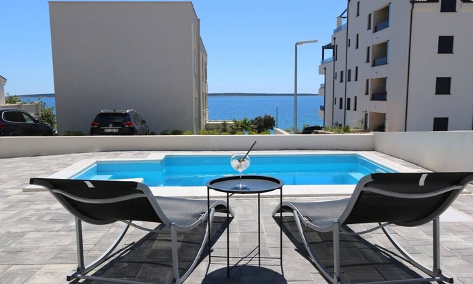 Mandre Apartment | Sunshine Apartment with a Private Pool by the Beach TWO – Mandre, Pag