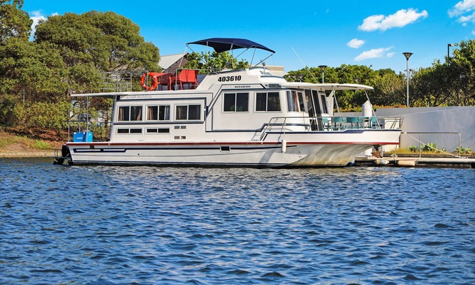 Pelican Waters Boat Rental | Sunshine Coast Houseboat Holidays