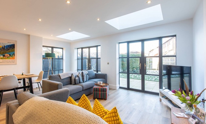 Helmsley Cottage | Sunshine Cottage - Luxury cottage/dog friendly