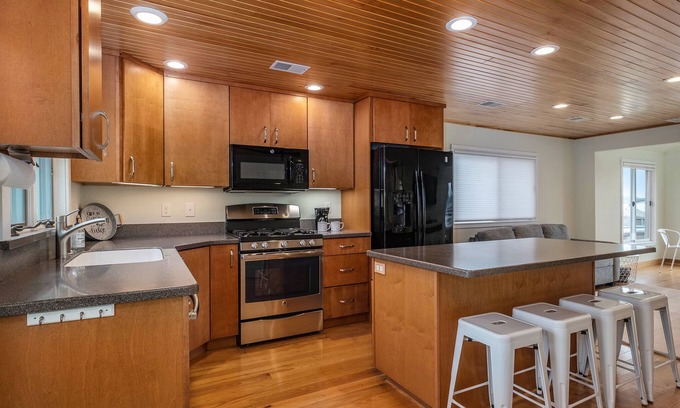 Pinckney House | Sunshine Cottage on All Sports Portage Lake