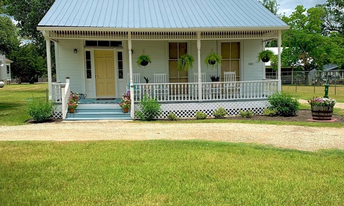 Chappell Hill Cottage | Sunshine Cottage Of Chappell Hill