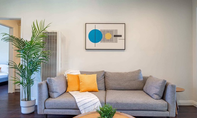 Los Angeles Apartment | Sunshine filled Chic and Cozy Zen 2bd/1ba by LAX:)