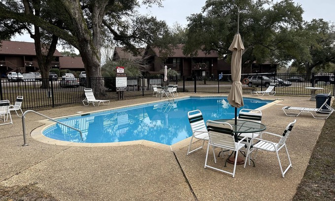 Diamondhead Condo | Sunshine Oaks - 1st Floor Condo w/Pool: Golf, Swim & Casino nearby!