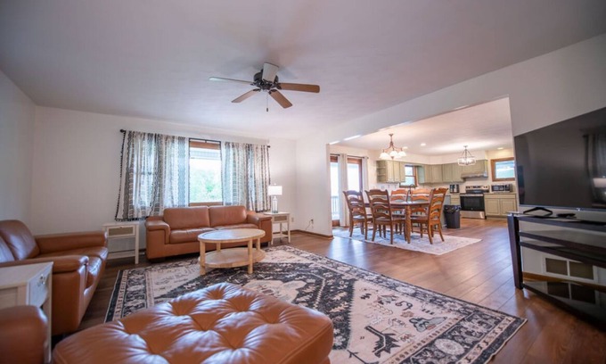 Cadiz House | Sunshine Retreat-peaceful countryside, close to Tappan, Clendening, and Piedmont