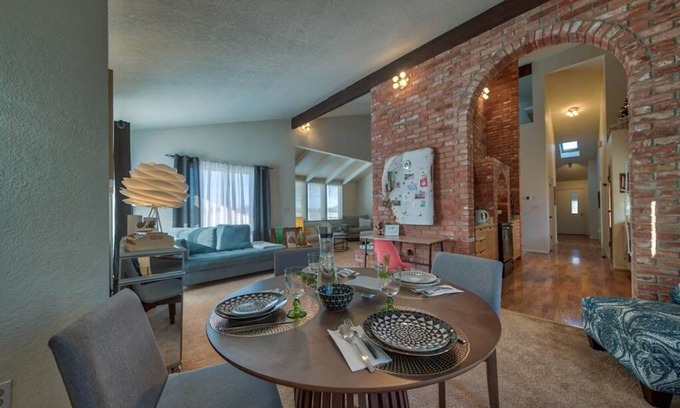 Powell House | Sunshine Retreat- quiet home near Northwest College!