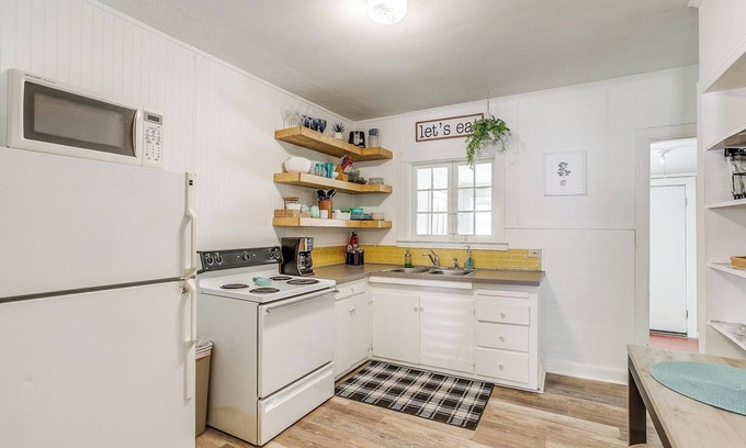 Granbury Condo | Sunshine Shack: Spacious 2-Bedroom Granbury Glow