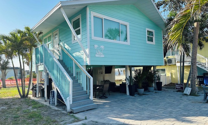 Fort Myers Beach House | Sunshine, Sunsets and Sand - Just 3 minutes away!