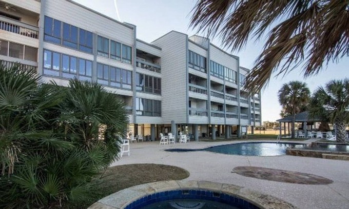 Port Arthur Condo | Sunshine Vibes Waterfront Condo Sabine Lake w Pool