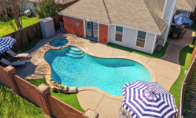 Carrollton House | Sunshine Villa: Close to DFW Airport