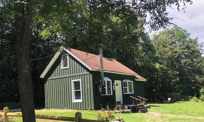 Cornwallville Cabin | Sunside Schoolhouse - Est 1785 - A dog friendly cabin 10 min to Windham, NY.