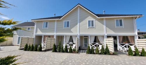Molodizhne Apartment | Sunville