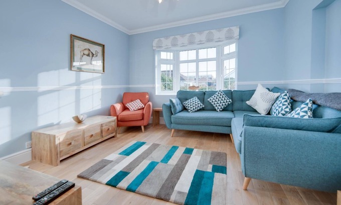 Rustington House | Super 5 Bedroom Family Friendly Retreat Rustington