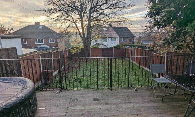 Leeds House | Super 7Bed House - Hot Tub - Large Gathering Meets