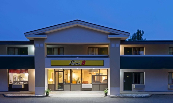 White River Junction Hotel | Super 8 by Wyndham White River Junction