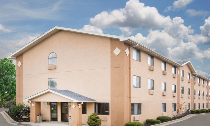 Sprague Hotel | Super 8 by Wyndham Beckley
