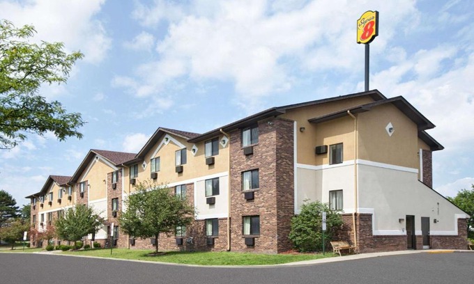 Canton Hotel | Super 8 by Wyndham Canton/Livonia Area