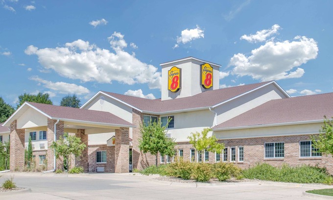 Cedar Falls Hotel | Super 8 by Wyndham Cedar Falls IA - University