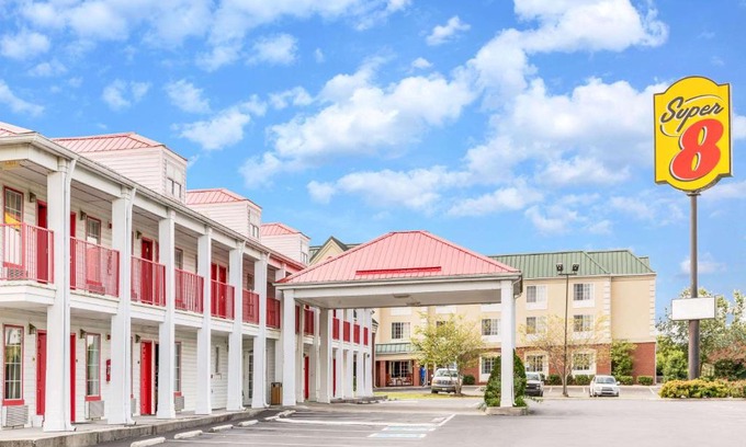 Clinton Hotel | Super 8 by Wyndham Clinton