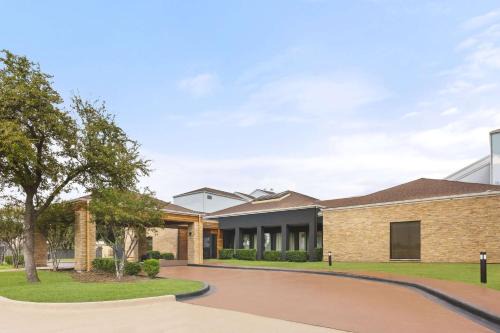 Dallas Hotel | Super 8 by Wyndham Dallas Love Field Airport