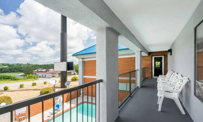 Dandridge Hotel | Super 8 by Wyndham Dandridge