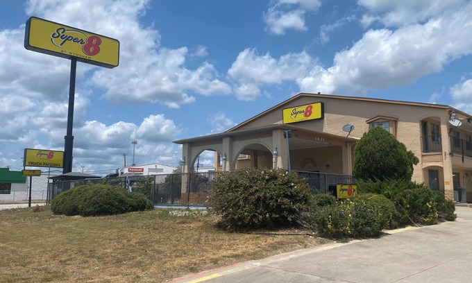 Decatur Hotel | Super 8 by Wyndham Decatur Texas