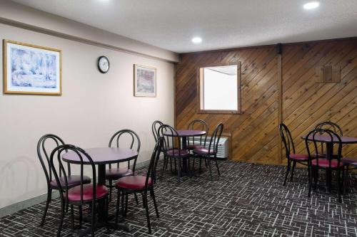 Dyersville Hotel | Super 8 by Wyndham Dyersville