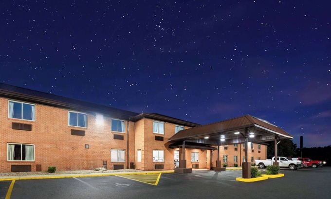 Kingmont Hotel | Super 8 by Wyndham Fairmont