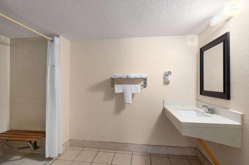Fort Mitchell Hotel | Super 8 by Wyndham Fort Mitchell Cincinnati Area