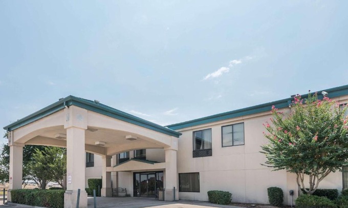 Fort Worth Hotel | Super 8 by Wyndham Fort Worth Downtown South