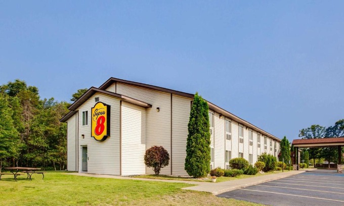 Grayling Hotel | Super 8 by Wyndham Grayling